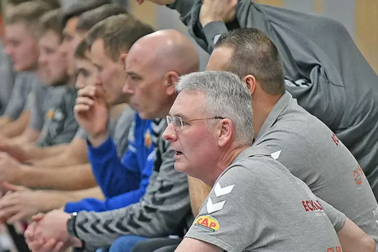 SV 64-Trainer Stefan Bullacher (rechts vorne) weist daraufhin, dass nicht nur der Trainingsbetrieb in der Halle ausgefallen ist,