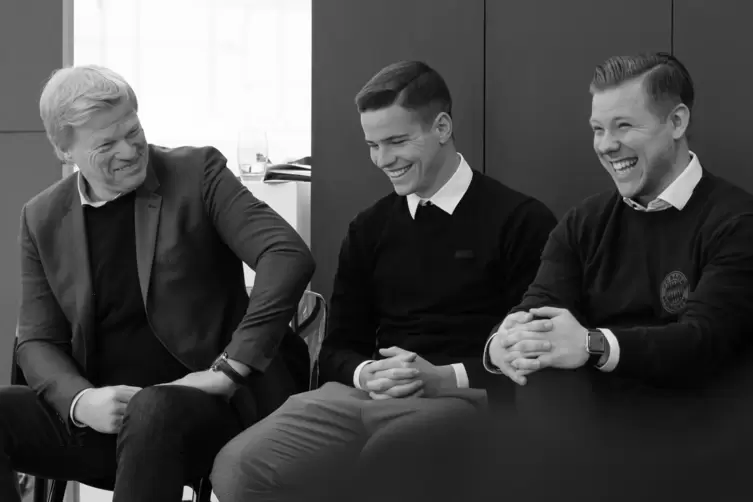 Oliver Kahn (links), dreimaliger Welttorhüter und neu im Vorstand des FC Bayern München, beim Gespräch mit dem aus Thaleischweil