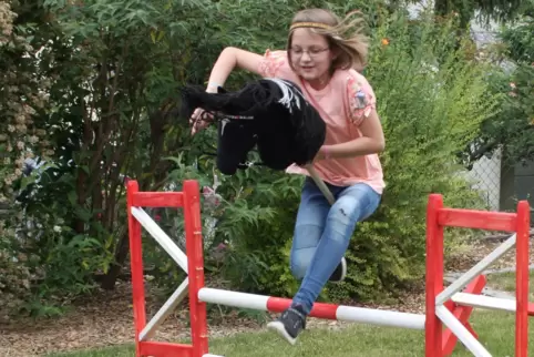 Die zehnjährige Melina Gardt beim Reittraining mit dem Steckenpferd. 