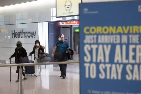 Schilder weisen auf dem Flughafen Heathrow in London auf die Quarantäne für ankommende Passagiere hin.