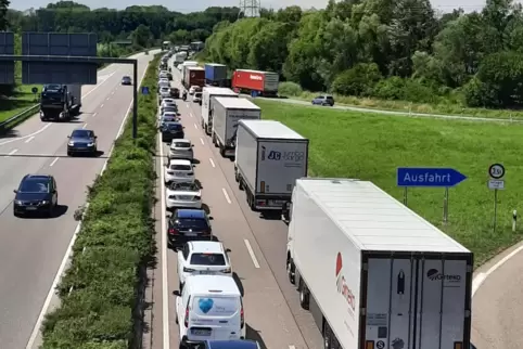 Blick auf das Wörther Kreuz. Dort staut es sich wegen eines Lastwagenunfalls. 