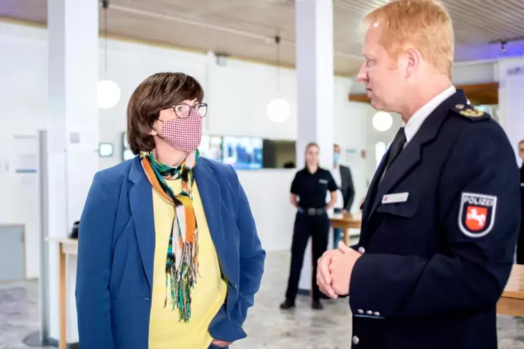 Nach ihrem umstrittenen Rassismus-Zitat besucht SPD-Vorsitzende Saskia Esken die Polizeiakademie Nienburg.