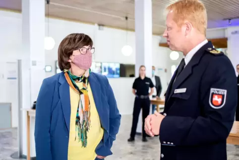Nach ihrem umstrittenen Rassismus-Zitat besucht SPD-Vorsitzende Saskia Esken die Polizeiakademie Nienburg.