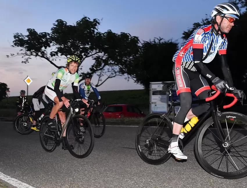 Um fünf Uhr am Freitagmorgen ging das Everesting los (Mitte Organisator Christoph Fuhrbach).