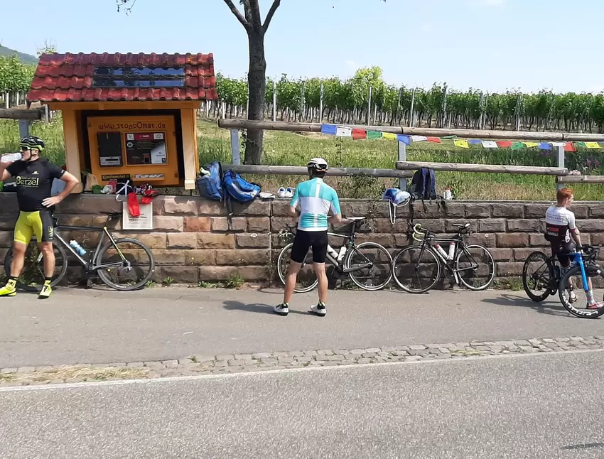 Basislager am unteren Stoppomaten am Ortsausgang von Maikammer: Für das Everesting an der Kalmit haben viele Radsportler hier Ge