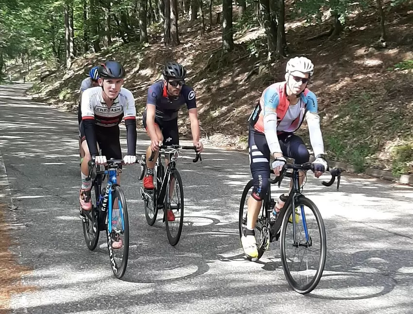 Drei Radsportler kurz vor dem Wendepunkt auf einer Höhe von 600 Metern.