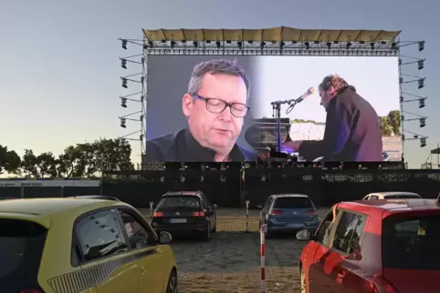 In der Ferne nah: Matthias Brandt und Jens Thomas beim Enjoy Jazz und dem Carstival auf dem Mannheimer Maimarktgelände in Akton. In der Ferne nah: Matthias Brandt und Jens Thomas beim Enjoy Jazz und dem Carstival auf dem Mannheimer Maimarktgelände in Akton.