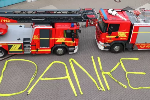 Mit Ausrufeherzchen: das Dankeschön der Feuerwehr an alle Corona-Helfer. Mit Ausrufeherzchen: das Dankeschön der Feuerwehr an alle Corona-Helfer.