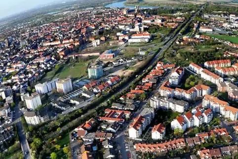 Brücke benötigt: diagonal durchs Bild trennt die B39 den Vogelgesang (rechts) vom Rest Speyers. Brücke benötigt: diagonal durchs Bild trennt die B39 den Vogelgesang (rechts) vom Rest Speyers.