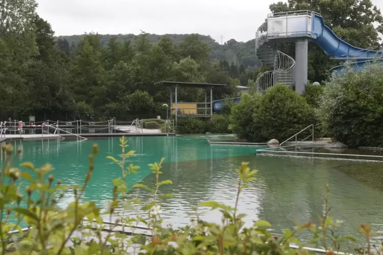 Das Naturbad in Rockenhausen ist fast bereit zu öffnen. Attraktionen wie die Rutsche werden aber geschlossen bleiben. 