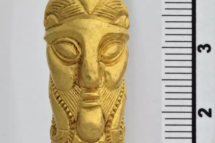 Die prunkvolle Verzierung zeige eine Kombination aus Maske und Widderkopf.