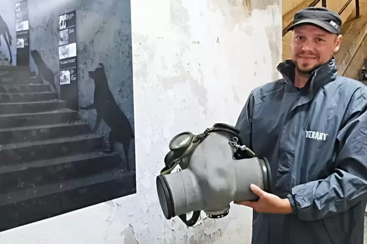 Tiere im Krieg: Betriebsleiter Florian Eiserlo zeigt eine Gasmaske f&uuml;r Pferde. In der weitl&auml;ufigen Bunkeranlage wird die Ausstel