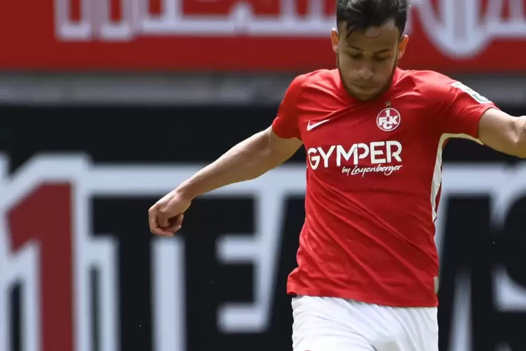 Guter Auftritt: Der 20-jährige Anas Bakhat gefällt in seinem fünften Drittligaspiel im FCK-Mittelfeld. Links Tobias Müller, Chem