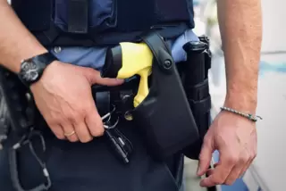 Ein Polizist mit einer Elektroschockpistole.