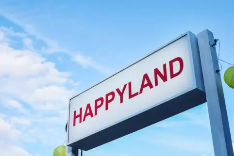 Happyland – ein schöner Ort? Das Gegenteil ist der Fall. 
