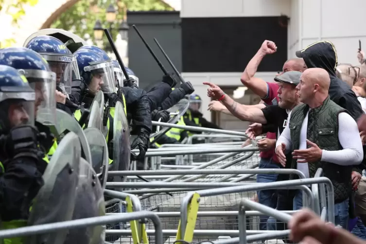  London: Polizisten und Demonstranten von rechtsextremen Gruppen stehen sich in Whitehall in der Nähe des Parliament Square gege