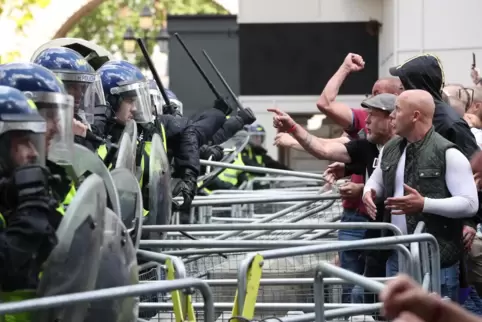  London: Polizisten und Demonstranten von rechtsextremen Gruppen stehen sich in Whitehall in der Nähe des Parliament Square gege