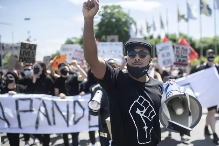 Z&uuml;rich: Menschen demonstrieren gegen Rassismus bei einer Kundgebung der &bdquo;Black Lives Matter&ldquo;-Bewegung.