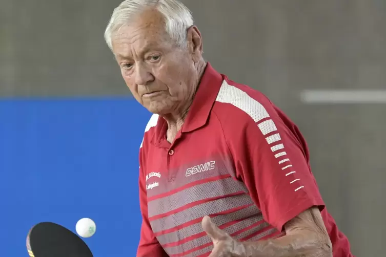 Auch er zeigt es, dass man noch bis ins hohe Alter im Tischtennis aktiv sein kann: Hans Ender. Der 84-Jährige ist seit 1960 Mitg