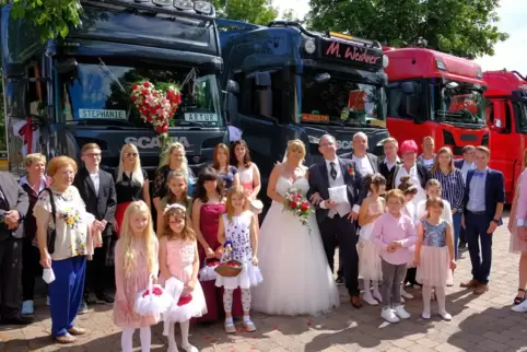 Das Brautpaar Stephanie und Jörg Kaschura feiert in Contwig seine Trucker-Hochzeit mit achtTrucks und zehn Kindern,