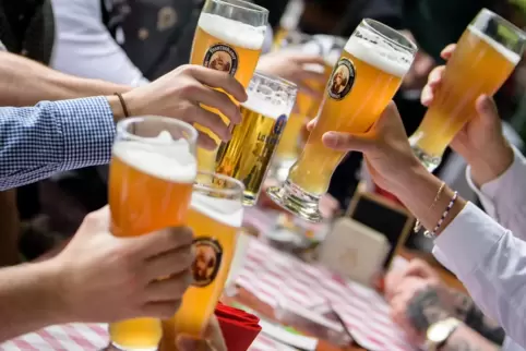 Pausiert: Geselligkeit und Konsum in deutschen Gaststätten. Pausiert: Geselligkeit und Konsum in deutschen Gaststätten.