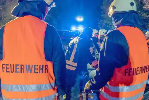 Feuerwehrleute (hier bei einer Übung) müssen Tag und Nacht in den Einsatz.