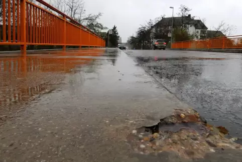 Beton ist angegriffen: Closweg-Brücke. Beton ist angegriffen: Closweg-Brücke.
