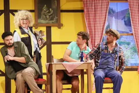 Zurück auf der Bühne: (von links) Biobauer Jan (Damilo Fioriti ), Postbotin Gertrude (Jutta Barie Scholl), Richard (Hendrik Hoff