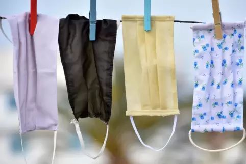 Schutzmasken, die nicht für den Einweg gedacht sind, müssen täglich gewaschen werden.