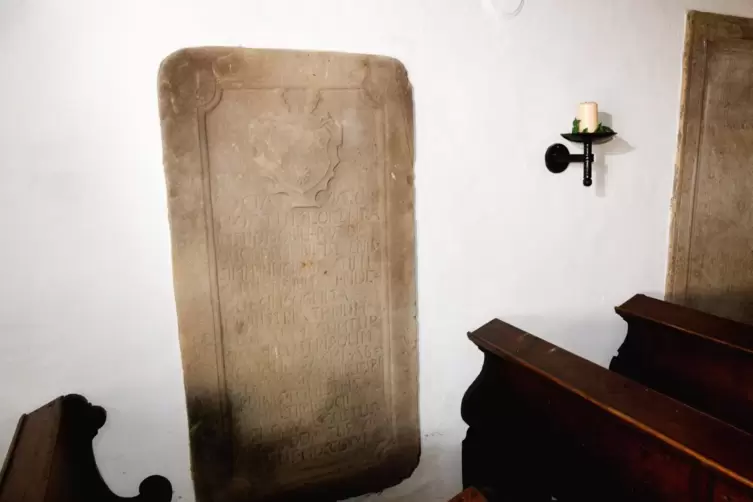 Der Grabstein von Hans Asmus von Esebeck in der Kapelle auf dem Ingweilerhof zeigt die drei Rosen des Familienwappens.