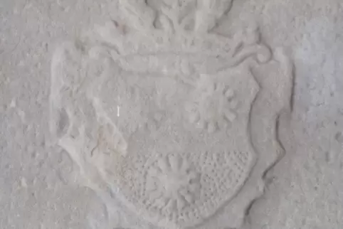 Das Wappen der von Esebecks mit drei Rosen.