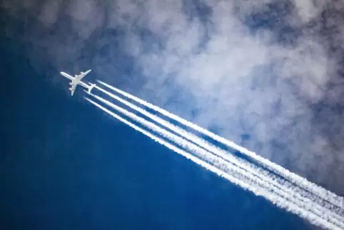 Virus an Bord? Der Urlaubsflug ist in Corona-Zeiten risikobehaftet.