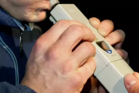 Ein Alko-Test hat bei dem 28-Jährigen einen Wert von 1,1 Promille ergeben.