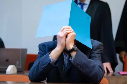 Er habe sich gefühlt wie ein „Kind, das an Weihnachten durchs Schlüsselloch schaut“, sagte der 60-jähige Angekagte.