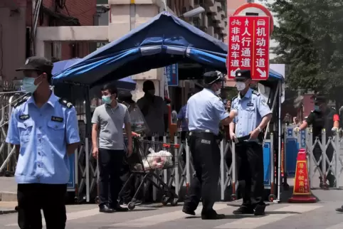 Nach neuen positiven Fällen wurden in Chinas Hauptstadt Peking zwei Großmärkte geschlossen und mehr als zehn Wohngebiete abgerie