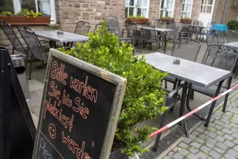 Absperrungen und Schild: Auch der Freisitz des Burgrestaurants unterliegt Einschränkungen.