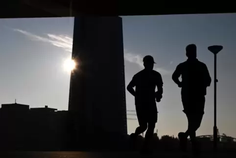 Im Glanz der Sonne: zwei Jogger.