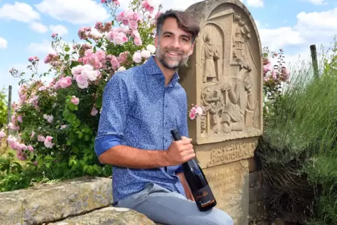 Markus Spindler mit einer Flasche Kirchenstück in der gleichnamigen Weinbergslage.