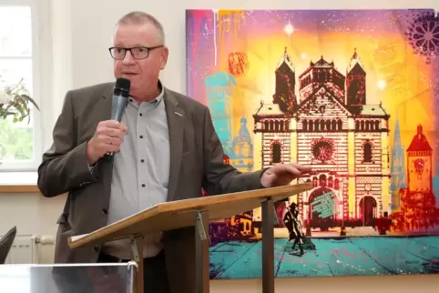 Laudatio vor einem Dom-Bild von Michael Friess: RHEINPFALZ-Chefredakteur Michael Garthe spricht.