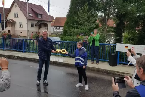 Der zwölfjährige Maximilian Krieger überreichte symbolisch einen Schlüssel zur Öffnung der Grenze an einen Bürger von Scheibenha