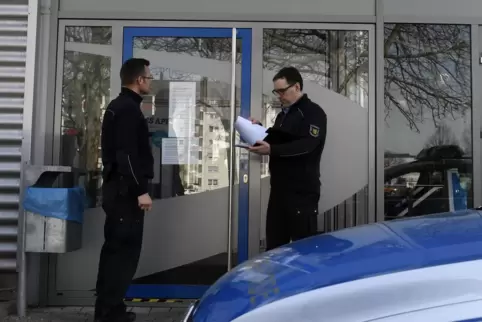 Prüfender Blick: Kai Bingenheimer und Christopher Klassen vom Kommunalen Vollzugsdienst bei einer Kontrolle im März. Prüfender Blick: Kai Bingenheimer und Christopher Klassen vom Kommunalen Vollzugsdienst bei einer Kontrolle im März.