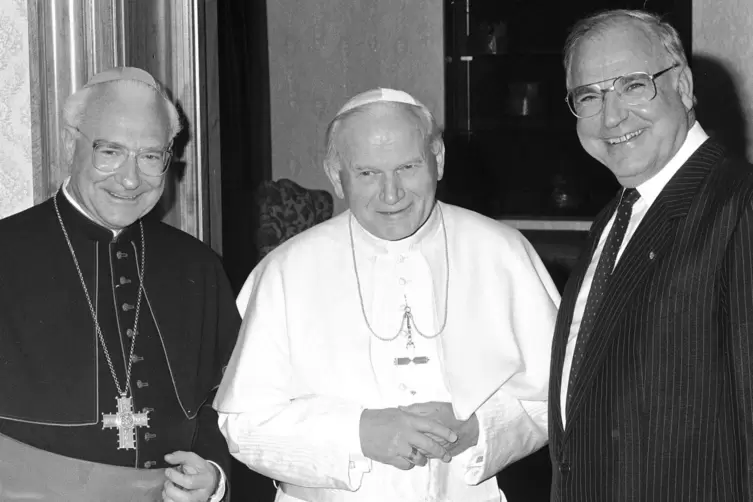 Von 1983 bis 2007 war Schlembach Bischof von Speyer. Hier steht er beim Papstbesuch in Speyer 1987 neben Johannes Paul II und de