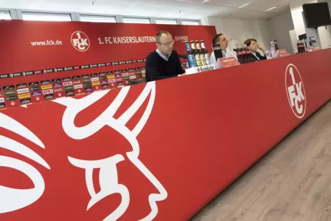 Kein leichter Schritt, aber einer, der mit Hoffnung verbunden ist: FCK-Geschäftsführer Soeren Oliver Voigt, Pressesprecher Stefa