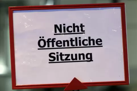 Ein solches Schild wird am Mittwoch zunächst einmal vor dem Sitzungssaal im Congress-Forum platziert sein. Ein solches Schild wird am Mittwoch zunächst einmal vor dem Sitzungssaal im Congress-Forum platziert sein.