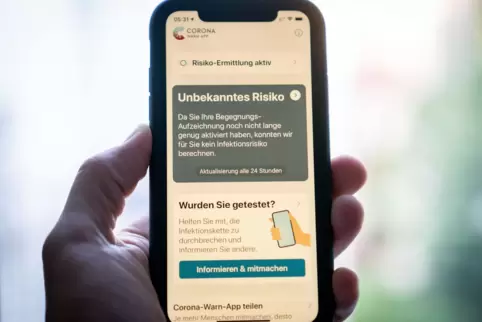 Die Corona-Warn-App soll die Kontaktverfolgung von Infizierten ermöglichen und dadurch die Infektionsketten verkürzen. 