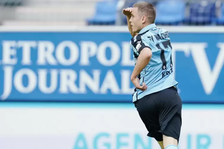 Ob er die Fans sucht?: Auf jeden Fall freut sich Gianluca Korte über sein 1:0. 