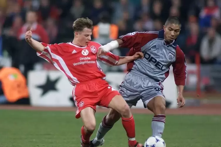 März 1999: Champions-League-Viertelfinale zwischen Bayern München und dem 1. FC Kaiserslautern, Thomas Riedl (links) attackiert 