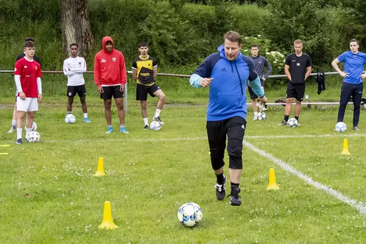 2020 zeigt er den Jungs aus seinem A-Junioren-Meisterteam beim Training in Alsenborn, dass der Ball noch immer sein Freund ist: 