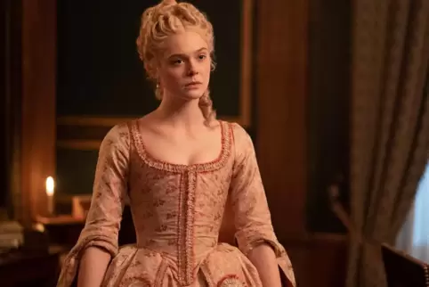 Elle Fanning spielt die jugendliche Katharina die Große, in der satirisch angelegten Miniserie „The Great“.