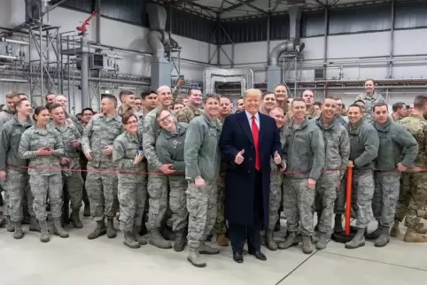 Die US-Truppen seien gern in Deutschland, so US-Botschafterin Hutchison. Unser Bild zeigt US-Präsident Trump am 27. Dezember 201